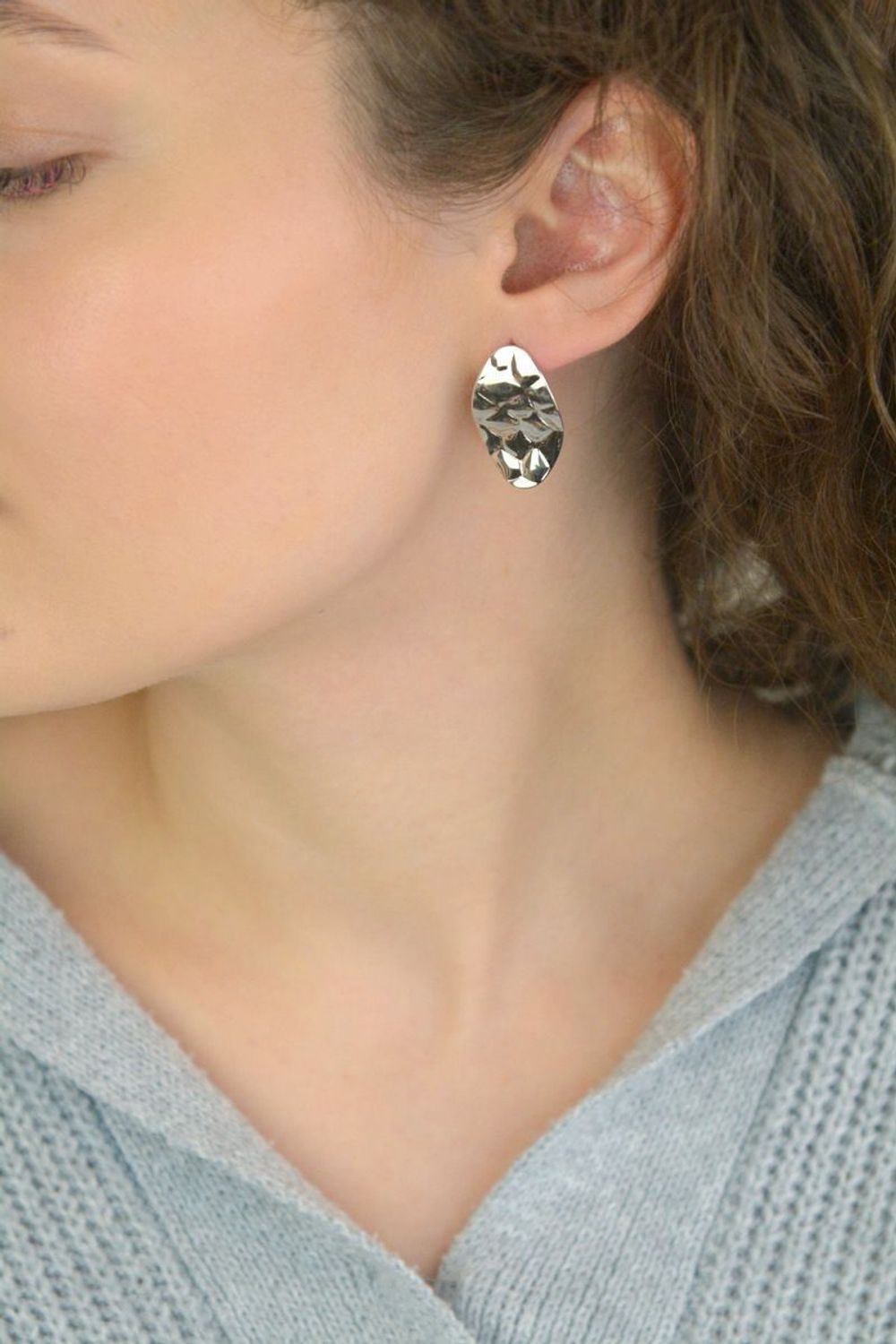 Eleganckie kolczyki damskie ze srebra próby 925 o owalnym kształcie i ozdobnym wzorze. Model DIA-KLC-13940-925 z zapięciem na sztyft. Długość 2,9 cm, szerokość 1,5 cm, waga 3,20 g. 1.jpg