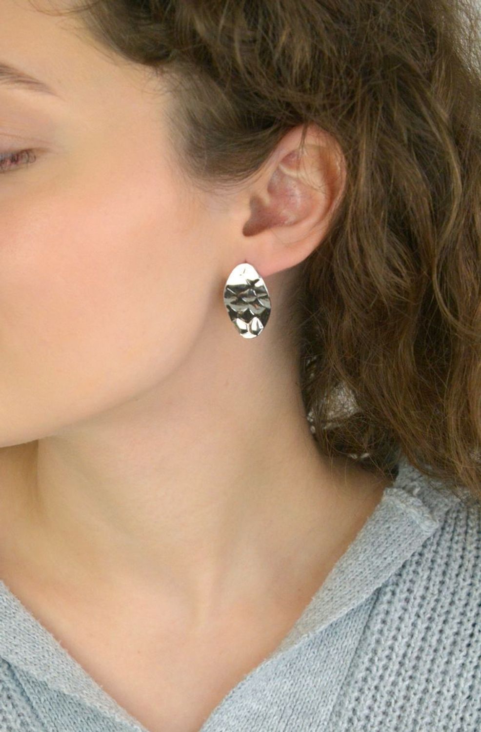 Eleganckie kolczyki damskie ze srebra próby 925 o owalnym kształcie i ozdobnym wzorze. Model DIA-KLC-13940-925 z zapięciem na sztyft. Długość 2,9 cm, szerokość 1,5 cm, waga 3,20 g. 1.jpg