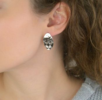 Eleganckie kolczyki damskie ze srebra próby 925 o owalnym kształcie i ozdobnym wzorze. Model DIA-KLC-13940-925 z zapięciem na sztyft. Długość 2,9 cm, szerokość 1,5 cm, waga 3,20 g. Stylowe i kobiece kolczyki idealne na każdą (3).JPG