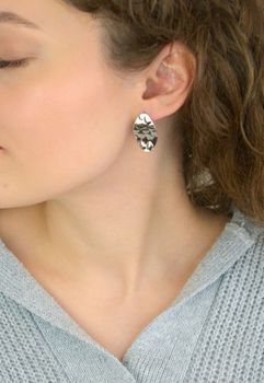 Eleganckie kolczyki damskie ze srebra próby 925 o owalnym kształcie i ozdobnym wzorze. Model DIA-KLC-13940-925 z zapięciem na sztyft. Długość 2,9 cm, szerokość 1,5 cm, waga 3,20 g. Stylowe i kobiece kolczyki idealne na każdą (4).JPG