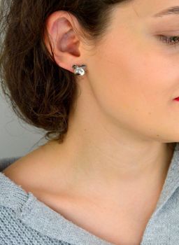 Urocze kolczyki damskie ze srebra próby 925 w kształcie wypukłych kwiatków. Model DIA-KLC-13941-925 z zapięciem na sztyft. Wielkość 1,3 cm, waga 1,10 g. Delikatne, kobiece i ponadczasowe – idealne na prezent (1).JPG