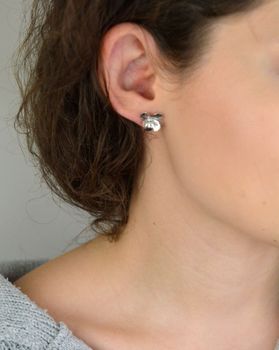 Urocze kolczyki damskie ze srebra próby 925 w kształcie wypukłych kwiatków. Model DIA-KLC-13941-925 z zapięciem na sztyft. Wielkość 1,3 cm, waga 1,10 g. Delikatne, kobiece i ponadczasowe – idealne na prezent (2).JPG