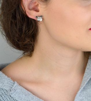 Urocze kolczyki damskie ze srebra próby 925 w kształcie wypukłych kwiatków. Model DIA-KLC-13941-925 z zapięciem na sztyft. Wielkość 1,3 cm, waga 1,10 g. Delikatne, kobiece i ponadczasowe – idealne na prezent (4).JPG