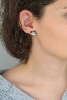 Urocze kolczyki damskie ze srebra próby 925 w kształcie wypukłych kwiatków. Model DIA-KLC-13941-925 z zapięciem na sztyft. Wielkość 1,3 cm, waga 1,10 g. Delikatne, kobiece i ponadczasowe – idealne na prezent (5).JPG