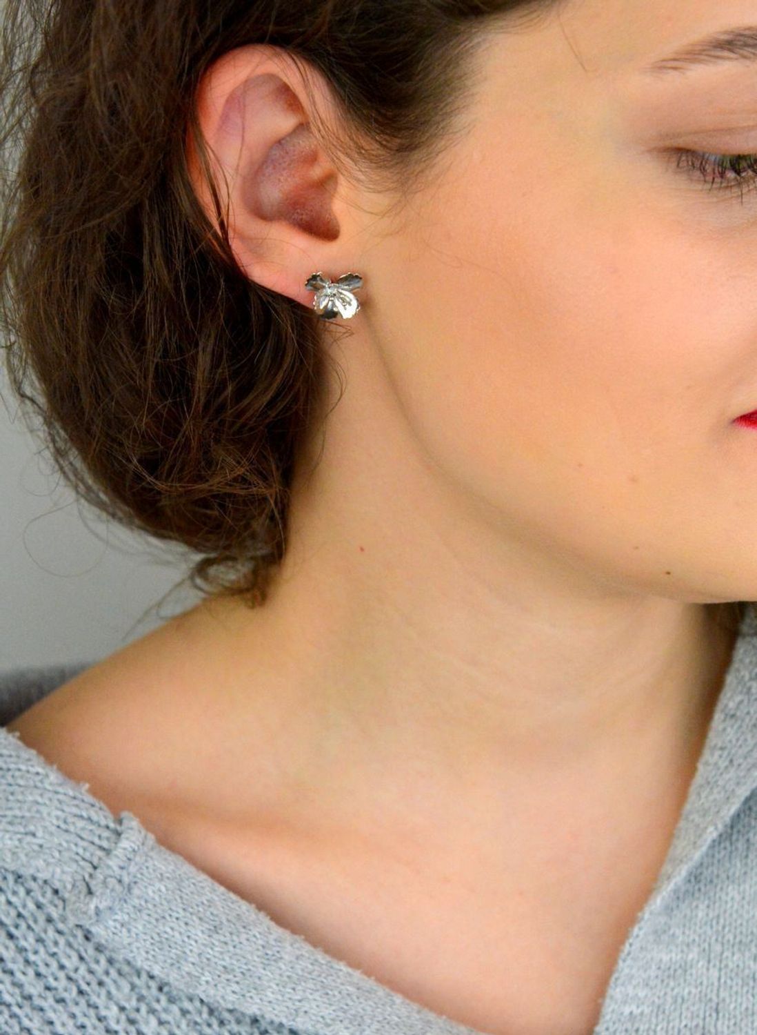 Urocze kolczyki damskie ze srebra próby 925 w kształcie wypukłych kwiatków. Model DIA-KLC-13941-925 z zapięciem na sztyft. Wielkość 1,3 cm, waga 1,10 g. Delikatne, kobiece i ponadczasowe – 1.jpg