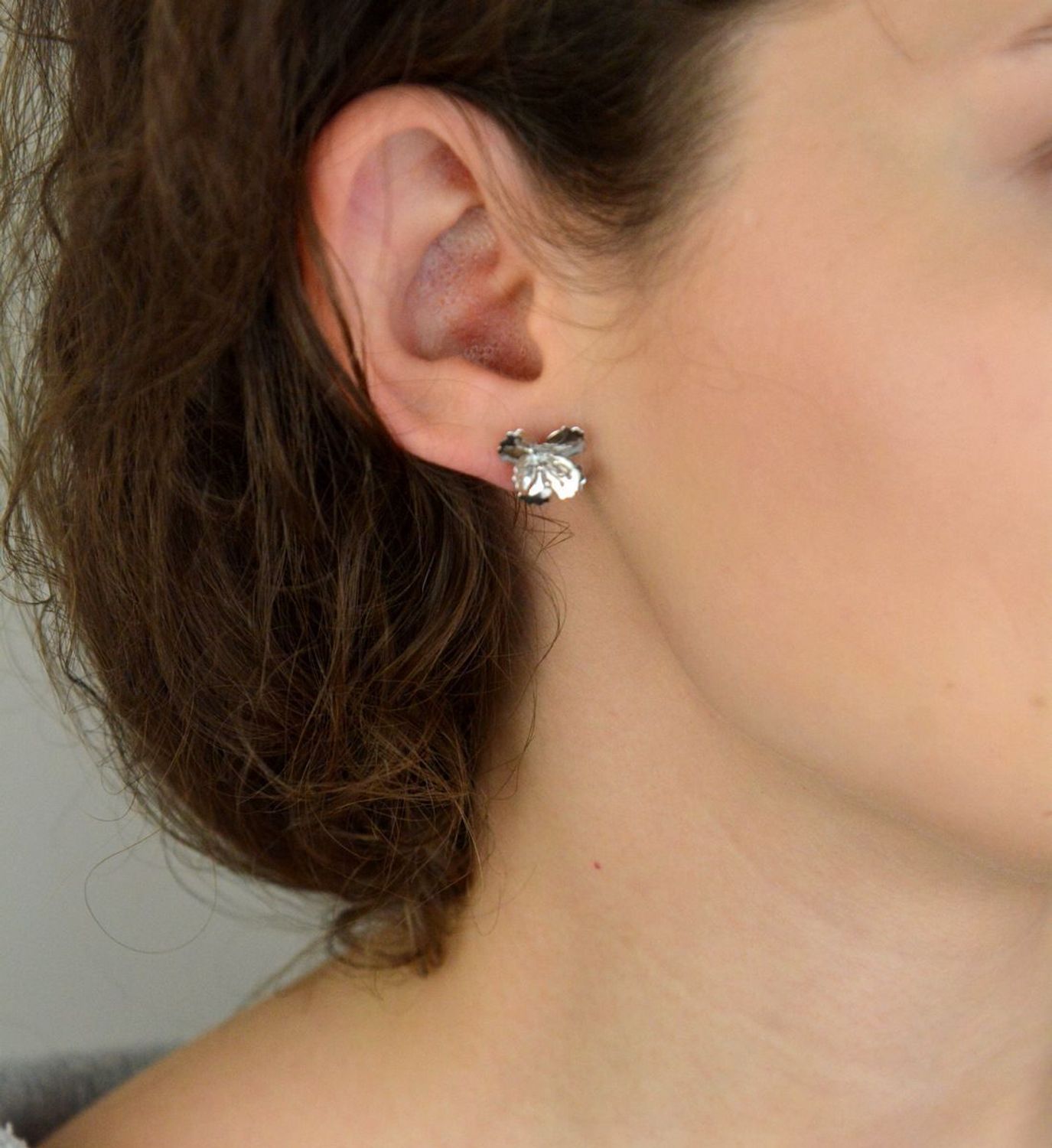 Urocze kolczyki damskie ze srebra próby 925 w kształcie wypukłych kwiatków. Model DIA-KLC-13941-925 z zapięciem na sztyft. Wielkość 1,3 cm, waga 1,10 g. Delikatne, kobiece i ponadczasowe – 1.jpg