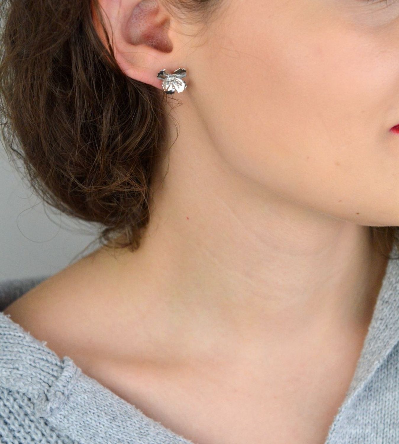 Urocze kolczyki damskie ze srebra próby 925 w kształcie wypukłych kwiatków. Model DIA-KLC-13941-925 z zapięciem na sztyft. Wielkość 1,3 cm, waga 1,10 g. Delikatne, kobiece i ponadczasowe – 1.jpg