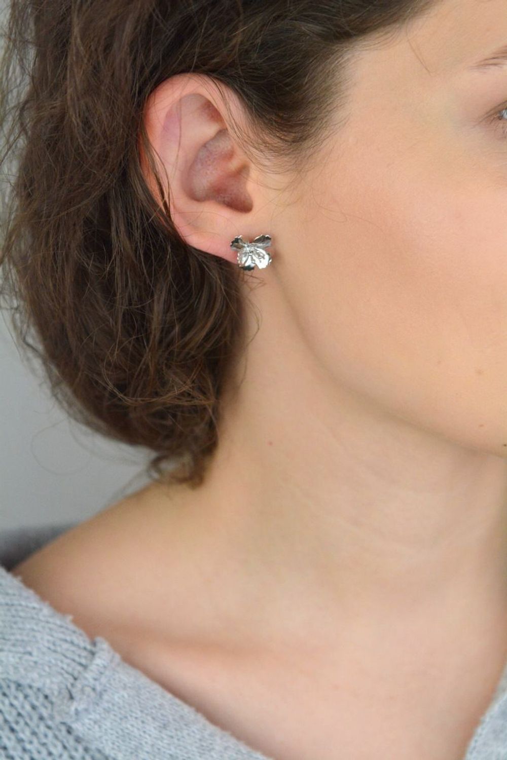 Urocze kolczyki damskie ze srebra próby 925 w kształcie wypukłych kwiatków. Model DIA-KLC-13941-925 z zapięciem na sztyft. Wielkość 1,3 cm, waga 1,10 g. Delikatne, kobiece i ponadczasowe – 1.jpg