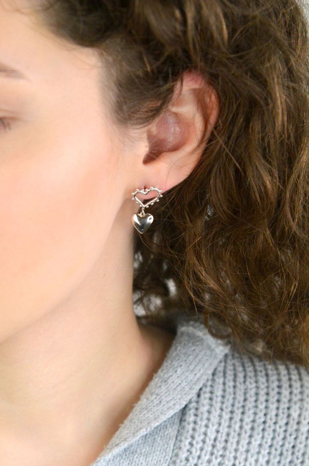 Kolczyki srebrne próby 925 z dwoma wiszącymi sercami. Model DIA-KLC-13943-925 z zapięciem na sztyft. Waga 3,83 g, długość 2,2 cm, szerokość 1,0–1,2 cm. Romantyczne i eleganckie kolczyki 1.jpg