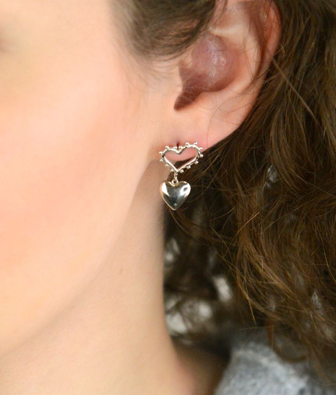 Kolczyki srebrne próby 925 z dwoma wiszącymi sercami. Model DIA-KLC-13943-925 z zapięciem na sztyft. Waga 3,83 g, długość 2,2 cm, szerokość 1,0–1,2 cm. Romantyczne i eleganckie kolczyki 1.jpg