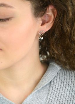 Kolczyki srebrne próby 925 z dwoma wiszącymi sercami. Model DIA-KLC-13943-925 z zapięciem na sztyft. Waga 3,83 g, długość 2,2 cm, szerokość 1,0–1,2 cm. Romantyczne i eleganckie kolczyki idealne na prezent (1).JPG