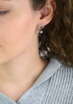 Kolczyki srebrne próby 925 z dwoma wiszącymi sercami. Model DIA-KLC-13943-925 z zapięciem na sztyft. Waga 3,83 g, długość 2,2 cm, szerokość 1,0–1,2 cm. Romantyczne i eleganckie kolczyki idealne na prezent (2).JPG