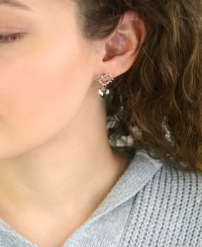 Kolczyki srebrne próby 925 z dwoma wiszącymi sercami. Model DIA-KLC-13943-925 z zapięciem na sztyft. Waga 3,83 g, długość 2,2 cm, szerokość 1,0–1,2 cm. Romantyczne i eleganckie kolczyki idealne na prezent (3).JPG