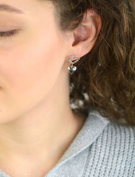 Kolczyki srebrne próby 925 z dwoma wiszącymi sercami. Model DIA-KLC-13943-925 z zapięciem na sztyft. Waga 3,83 g, długość 2,2 cm, szerokość 1,0–1,2 cm. Romantyczne i eleganckie kolczyki idealne na prezent (6).JPG