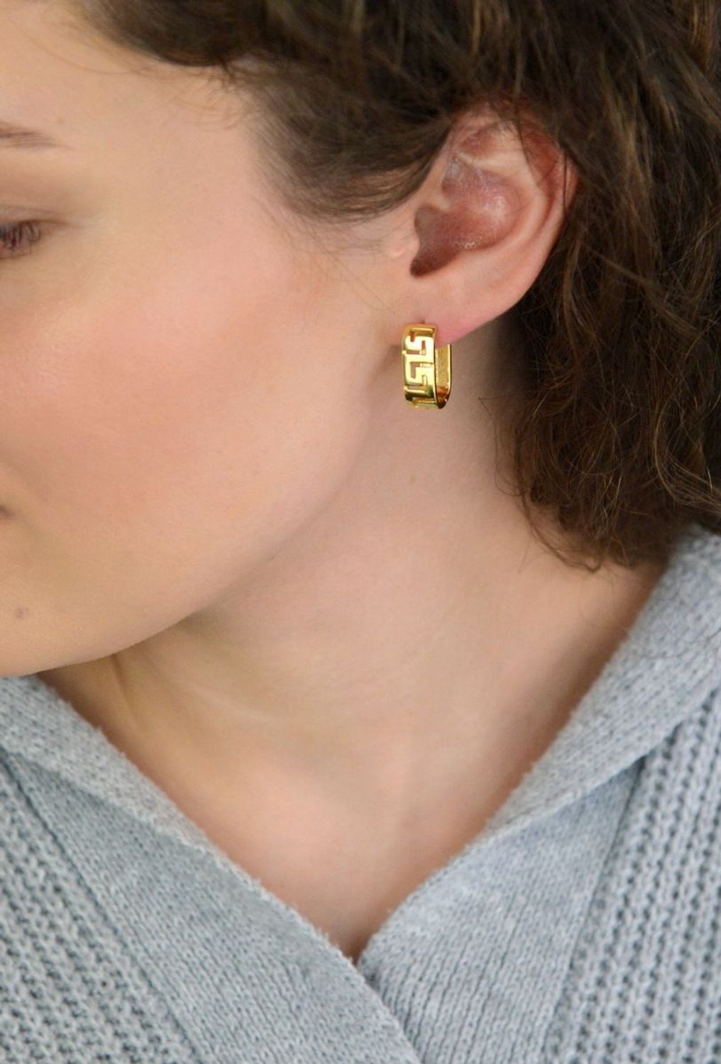 Eleganckie kolczyki srebrne pozłacane próby 925 z motywem drogi greckiej. Model DIA-KLC-13946Z-925 z zapięciem na zatrzask. Długość 2,0 cm, szerokość 7 mm, waga 5,40 g. Stylowe, ponadczasowe1.jpg