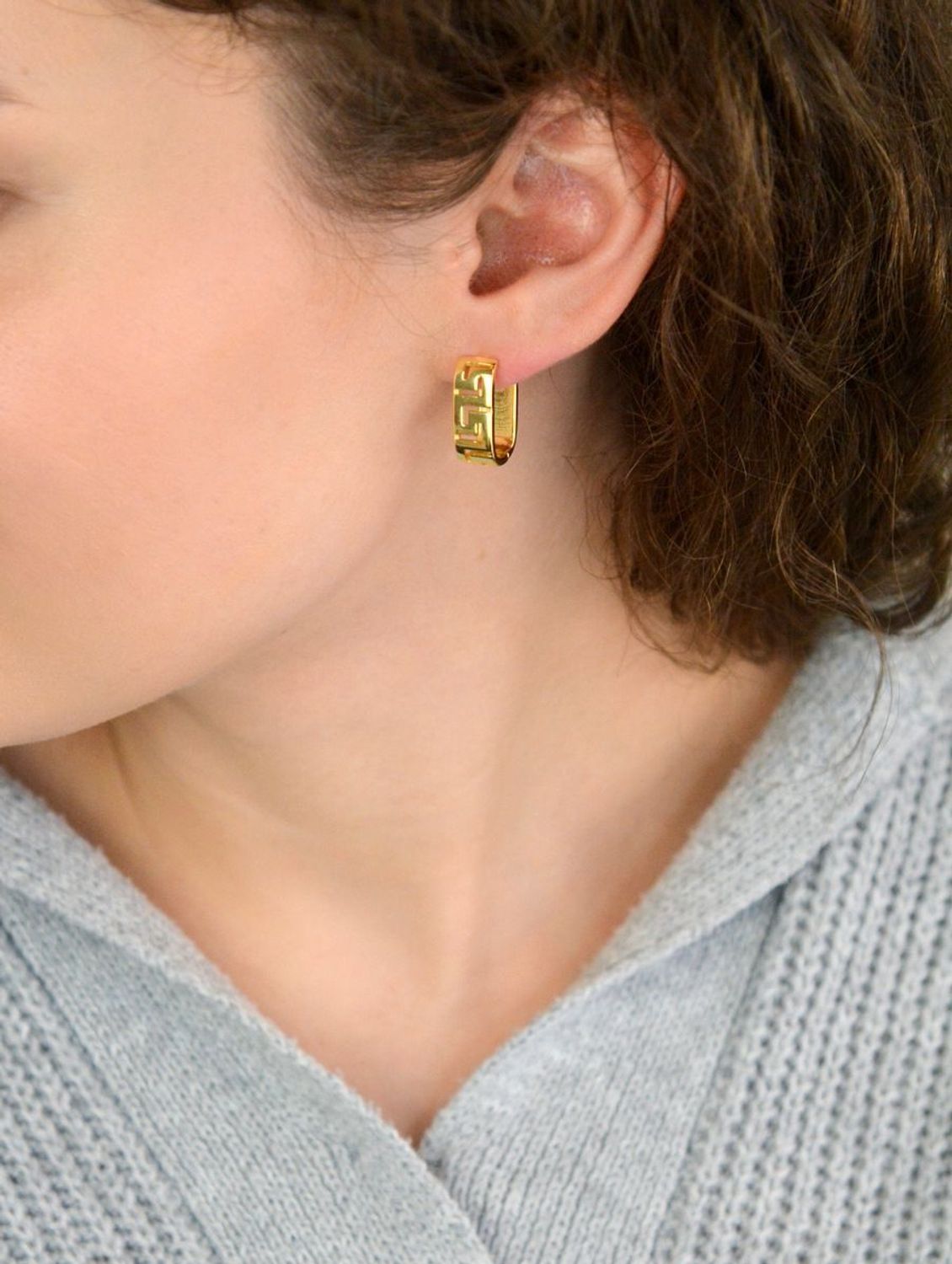 Eleganckie kolczyki srebrne pozłacane próby 925 z motywem drogi greckiej. Model DIA-KLC-13946Z-925 z zapięciem na zatrzask. Długość 2,0 cm, szerokość 7 mm, waga 5,40 g. Stylowe, ponadczasowe1.jpg