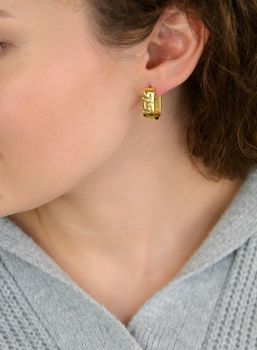 Eleganckie kolczyki srebrne pozłacane próby 925 z motywem drogi greckiej. Model DIA-KLC-13946Z-925 z zapięciem na zatrzask. Długość 2,0 cm, szerokość 7 mm, waga 5,40 g. Stylowe, ponadczasowe i kobiece – idealne na co dzień i (3).JPG