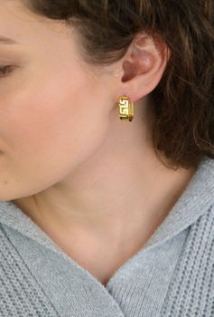 Eleganckie kolczyki srebrne pozłacane próby 925 z motywem drogi greckiej. Model DIA-KLC-13946Z-925 z zapięciem na zatrzask. Długość 2,0 cm, szerokość 7 mm, waga 5,40 g. Stylowe, ponadczasowe i kobiece – idealne na co dzień i (4).JPG