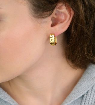 Eleganckie kolczyki srebrne pozłacane próby 925 z motywem drogi greckiej. Model DIA-KLC-13946Z-925 z zapięciem na zatrzask. Długość 2,0 cm, szerokość 7 mm, waga 5,40 g. Stylowe, ponadczasowe i kobiece – idealne na co dzień i (5).JPG