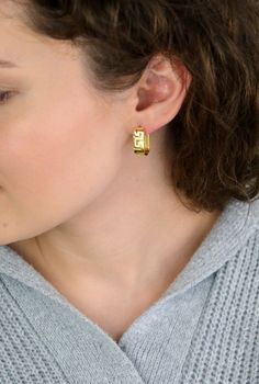 Eleganckie kolczyki srebrne pozłacane próby 925 z motywem drogi greckiej. Model DIA-KLC-13946Z-925 z zapięciem na zatrzask. Długość 2,0 cm, szerokość 7 mm, waga 5,40 g. Stylowe, ponadczasowe i kobiece – idealne na co dzień i (6).JPG