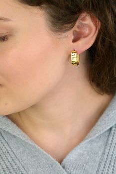 Eleganckie kolczyki srebrne pozłacane próby 925 z motywem drogi greckiej. Model DIA-KLC-13946Z-925 z zapięciem na zatrzask. Długość 2,0 cm, szerokość 7 mm, waga 5,40 g. Stylowe, ponadczasowe i kobiece – idealne na co dzień i n (1).JPG