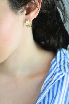 Srebrne pozłacane kolczyki damskie 925 podłużne wzór grecki z cyrkoniami DIA-KLC-13947Z-925 (1).jpg