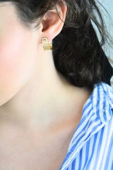 Srebrne pozłacane kolczyki damskie 925 podłużne wzór grecki z cyrkoniami DIA-KLC-13947Z-925 (2).jpg