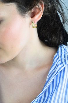 Srebrne pozłacane kolczyki damskie 925 podłużne wzór grecki z cyrkoniami DIA-KLC-13947Z-925 (3).jpg