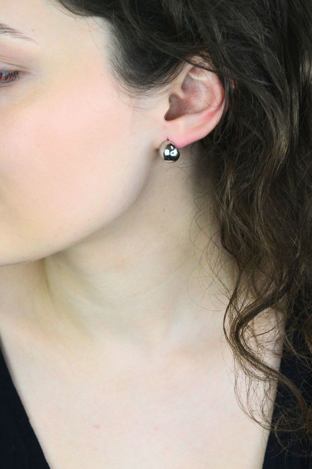 Klasyczne kolczyki srebrne próby 925 w kształcie kulek pustych w środku. Model DIA-KLC-13948-925 z zapięciem na sztyft. Wielkość 1,0 cm, waga 3,70 g. Subtelne, eleganckie i ponadczasowe1.jpg