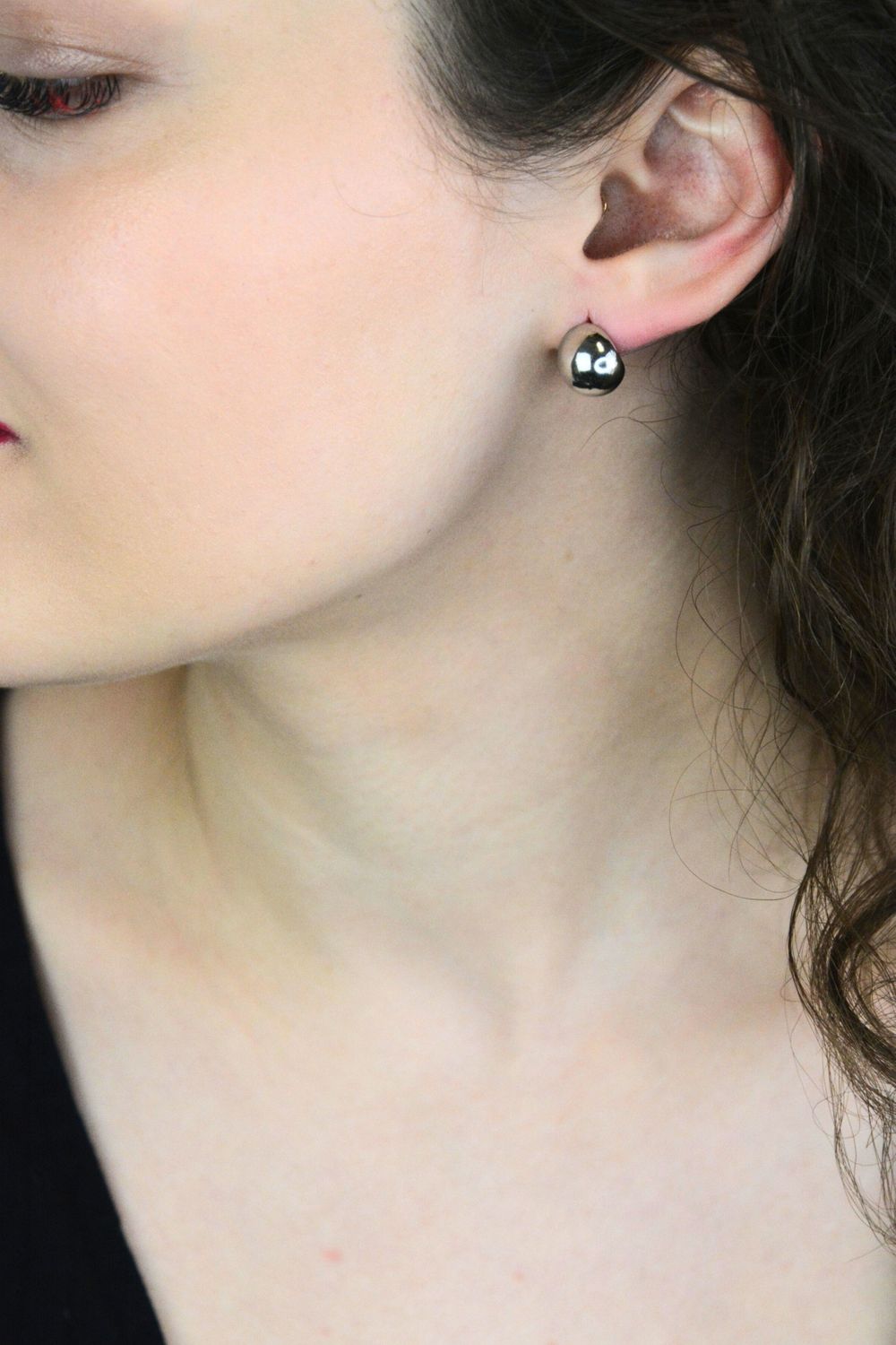 Klasyczne kolczyki srebrne próby 925 w kształcie kulek pustych w środku. Model DIA-KLC-13948-925 z zapięciem na sztyft. Wielkość 1,0 cm, waga 3,70 g. Subtelne, eleganckie i ponadczasowe1.jpg