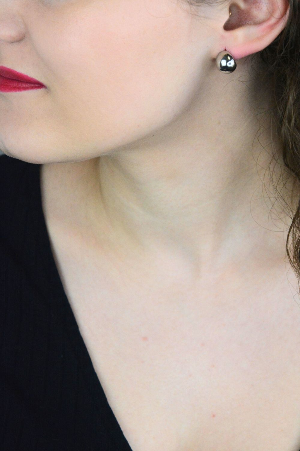 Klasyczne kolczyki srebrne próby 925 w kształcie kulek pustych w środku. Model DIA-KLC-13948-925 z zapięciem na sztyft. Wielkość 1,0 cm, waga 3,70 g. Subtelne, eleganckie i ponadczasowe1.jpg