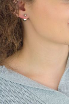 Srebrne kolczyki próby 925 z dwiema kulkami – mniejszą (4 mm) i większą (1,0 cm). Model DIA-KLC-13949-925 z zapięciem na sztyft. Waga 4,20 g. Nowoczesny, elegancki design, który dodaje lekkości i blasku każdej stylizacji (1).JPG