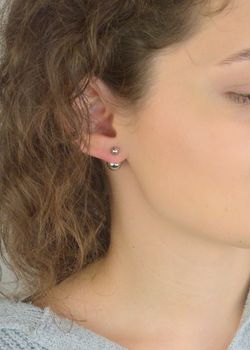 Srebrne kolczyki próby 925 z dwiema kulkami – mniejszą (4 mm) i większą (1,0 cm). Model DIA-KLC-13949-925 z zapięciem na sztyft. Waga 4,20 g. Nowoczesny, elegancki design, który dodaje lekkości i blasku każdej stylizacji (2).JPG