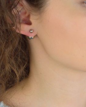 Srebrne kolczyki próby 925 z dwiema kulkami – mniejszą (4 mm) i większą (1,0 cm). Model DIA-KLC-13949-925 z zapięciem na sztyft. Waga 4,20 g. Nowoczesny, elegancki design, który dodaje lekkości i blasku każdej stylizacji (3).JPG