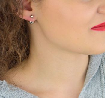 Srebrne kolczyki próby 925 z dwiema kulkami – mniejszą (4 mm) i większą (1,0 cm). Model DIA-KLC-13949-925 z zapięciem na sztyft. Waga 4,20 g. Nowoczesny, elegancki design, który dodaje lekkości i blasku każdej stylizacji (4).JPG