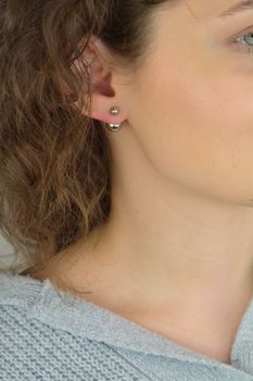 Srebrne kolczyki próby 925 z dwiema kulkami – mniejszą (4 mm) i większą (1,0 cm). Model DIA-KLC-13949-925 z zapięciem na sztyft. Waga 4,20 g. Nowoczesny, elegancki design, który dodaje lekkości i blasku każdej stylizacji (5).JPG