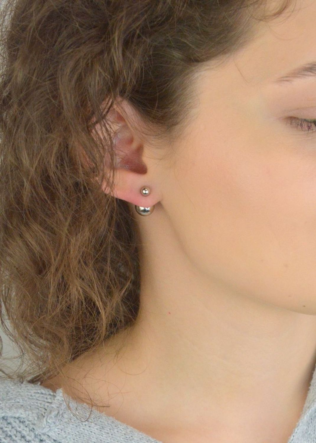 Srebrne kolczyki próby 925 z dwiema kulkami – mniejszą (4 mm) i większą (1,0 cm). Model DIA-KLC-13949-925 z zapięciem na sztyft. Waga 4,20 g. Nowoczesny, elegancki design, który dodaje lekkości1.jpg