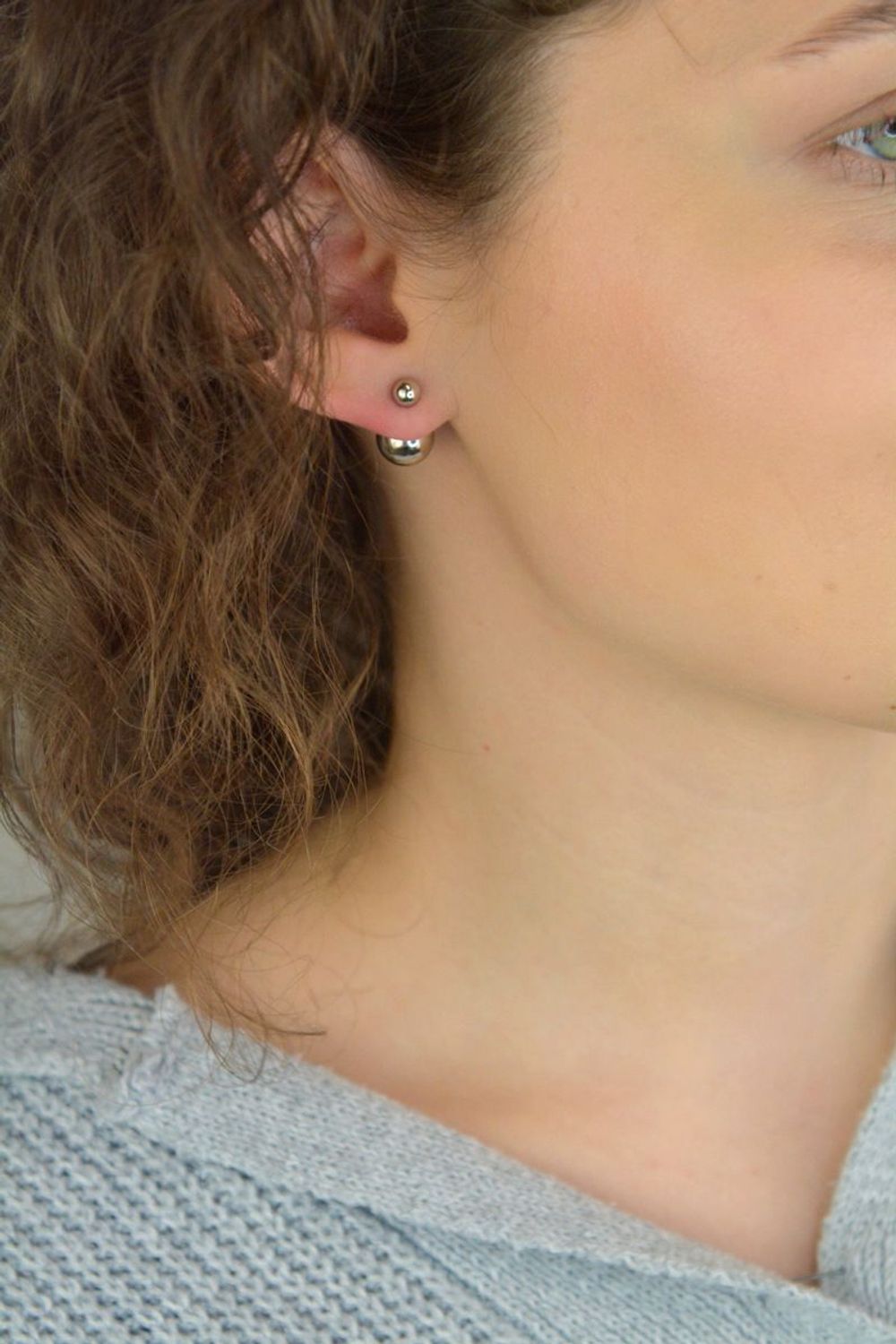 Srebrne kolczyki próby 925 z dwiema kulkami – mniejszą (4 mm) i większą (1,0 cm). Model DIA-KLC-13949-925 z zapięciem na sztyft. Waga 4,20 g. Nowoczesny, elegancki design, który dodaje lekkości1.jpg