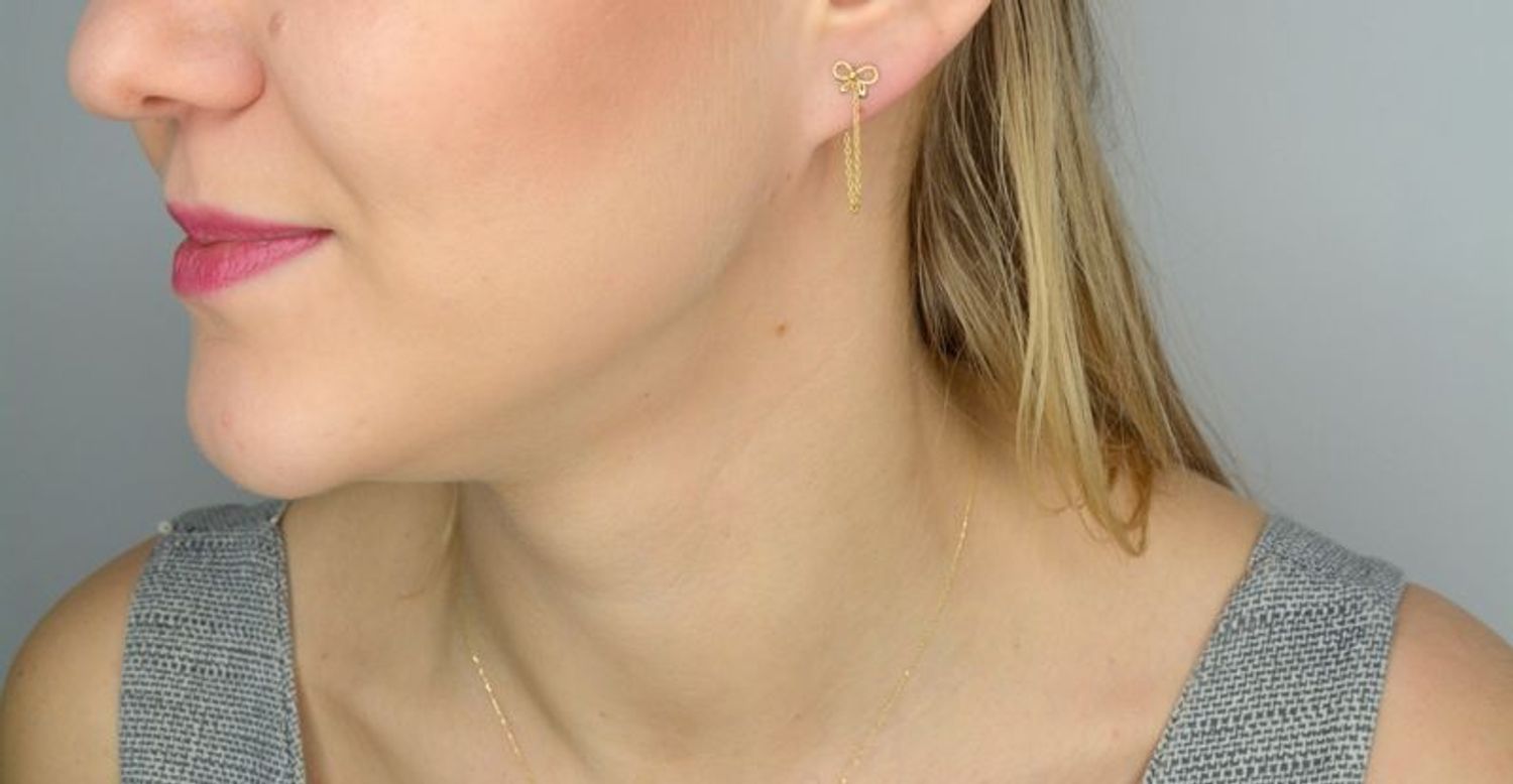 Złote kolczyki 333 wiszące kokardki na łańcuszkach DIA-KLC-1395-333.jpg