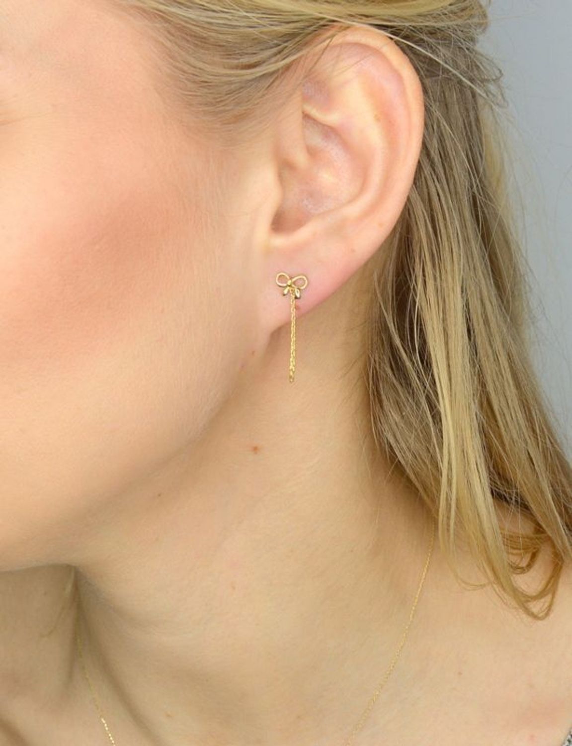 Złote kolczyki 333 wiszące kokardki na łańcuszkach DIA-KLC-1395-333.jpg