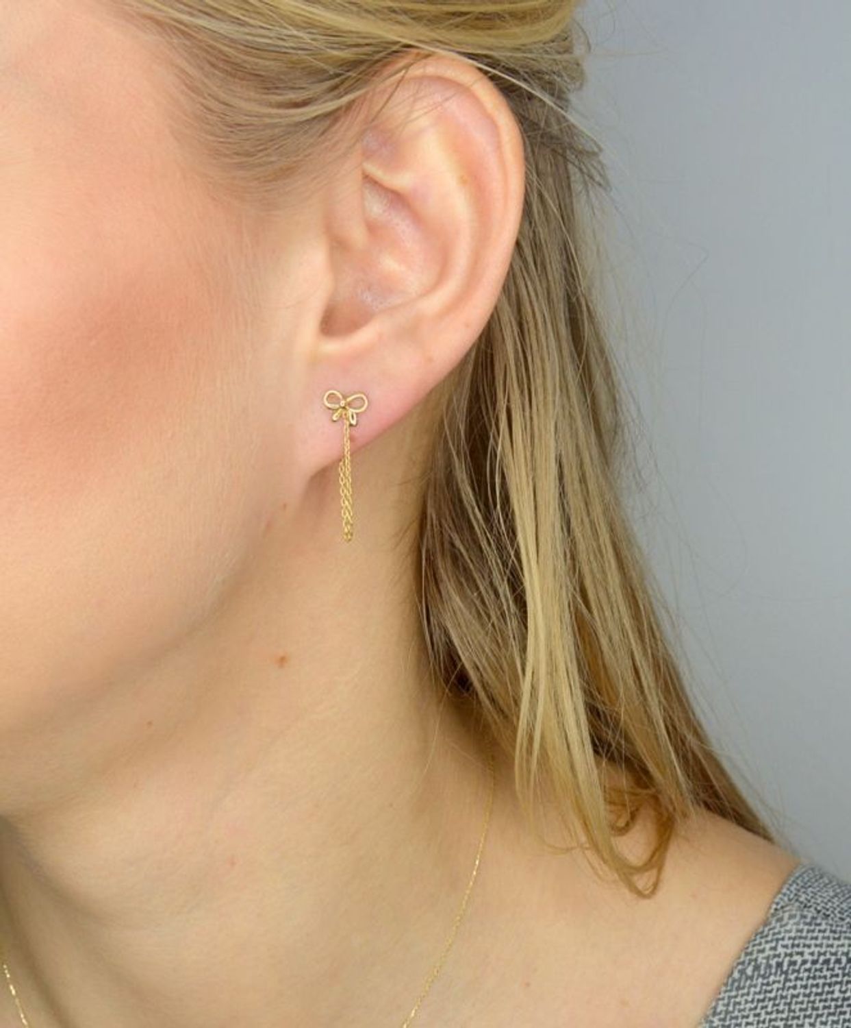 Złote kolczyki 333 wiszące kokardki na łańcuszkach DIA-KLC-1395-333.jpg