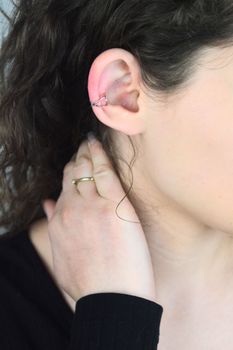 Srebrna nausznica damska 925 – delikatna ozdoba ucha o długości 1,0 cm i szerokości 8 mm. Lekka (1).jpg