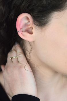 Srebrna nausznica damska 925 – delikatna ozdoba ucha o długości 1,0 cm i szerokości 8 mm. Lekka (2).jpg