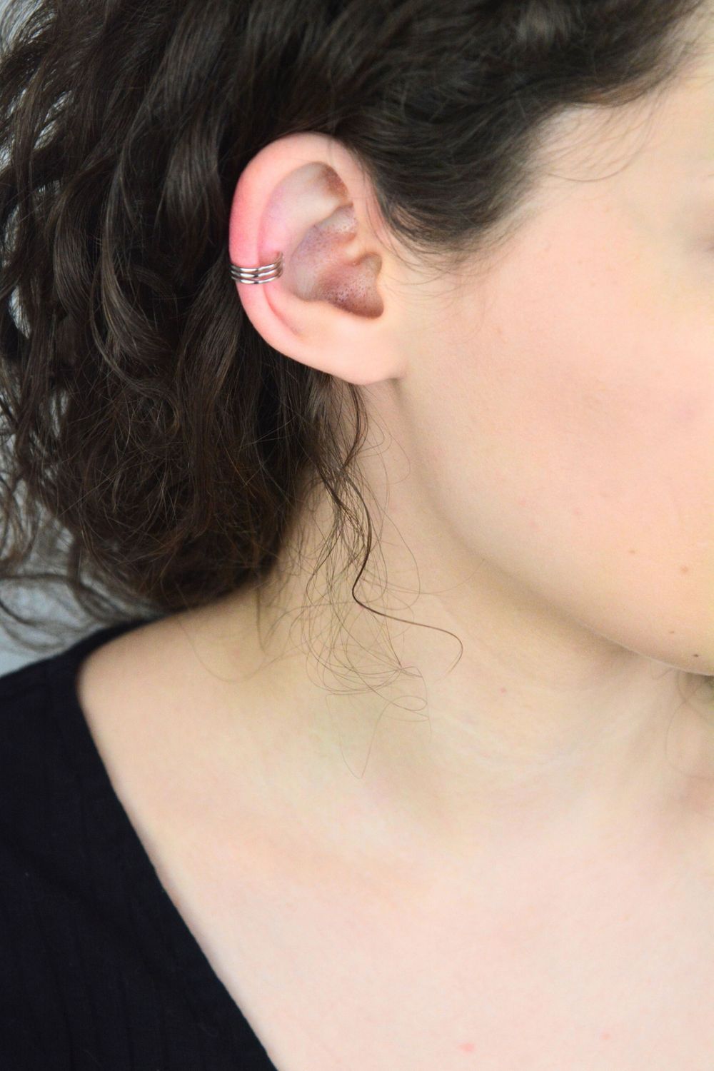 Srebrna nausznica damska 925 zdobiona trzema paseczkami DIA-KLC-13951-925 nausznica.jpg