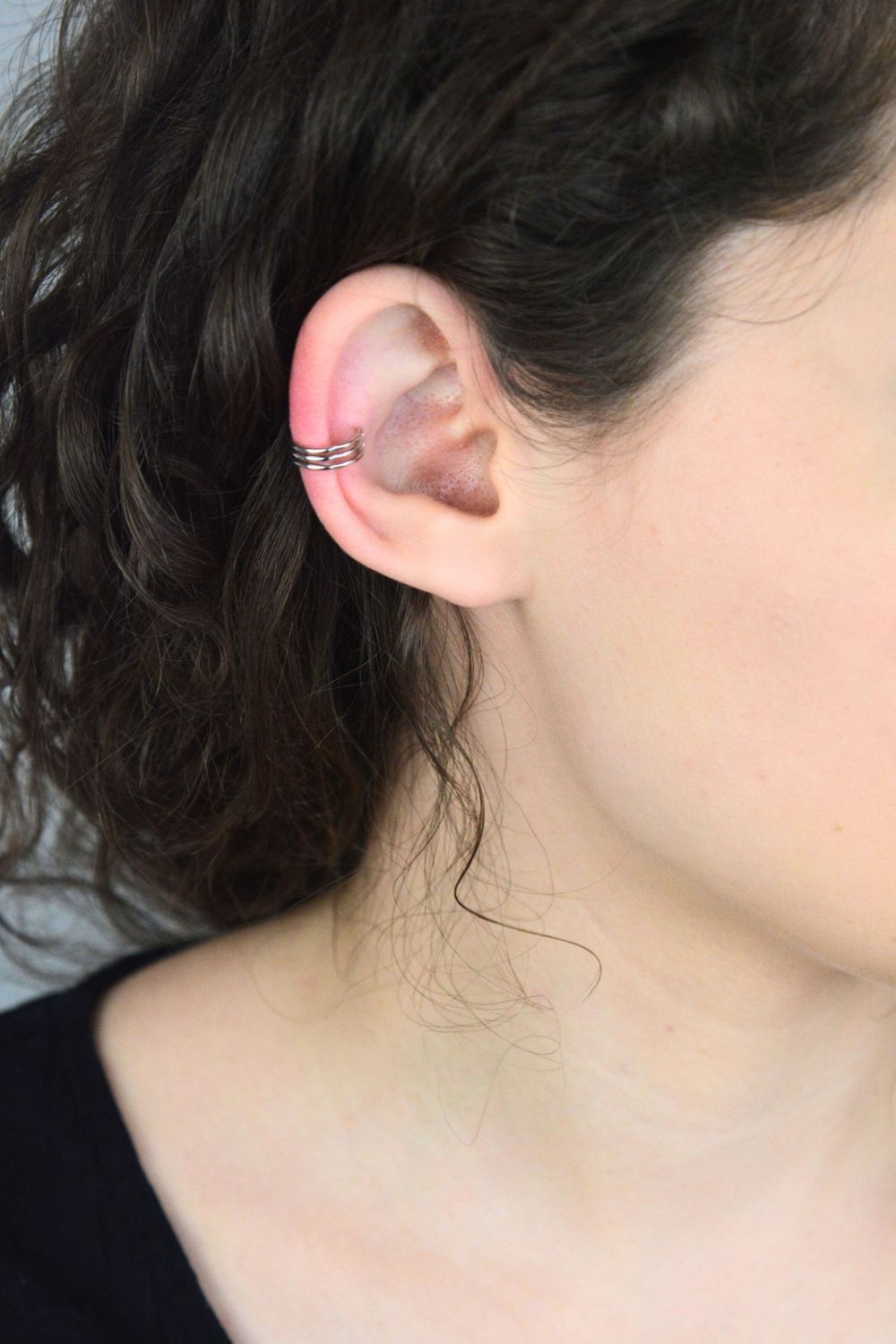 Srebrna nausznica damska 925 zdobiona trzema paseczkami DIA-KLC-13951-925 nausznica.jpg