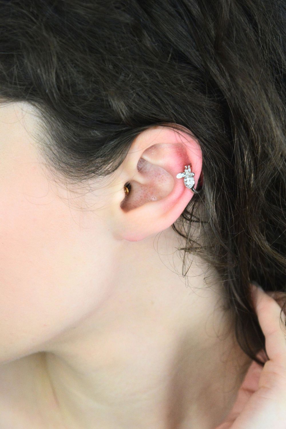 Srebrne kolczyki damskie 925 dwie nausznice z pszczołą w cyrkonie DIA-KLC-13952-925.jpg