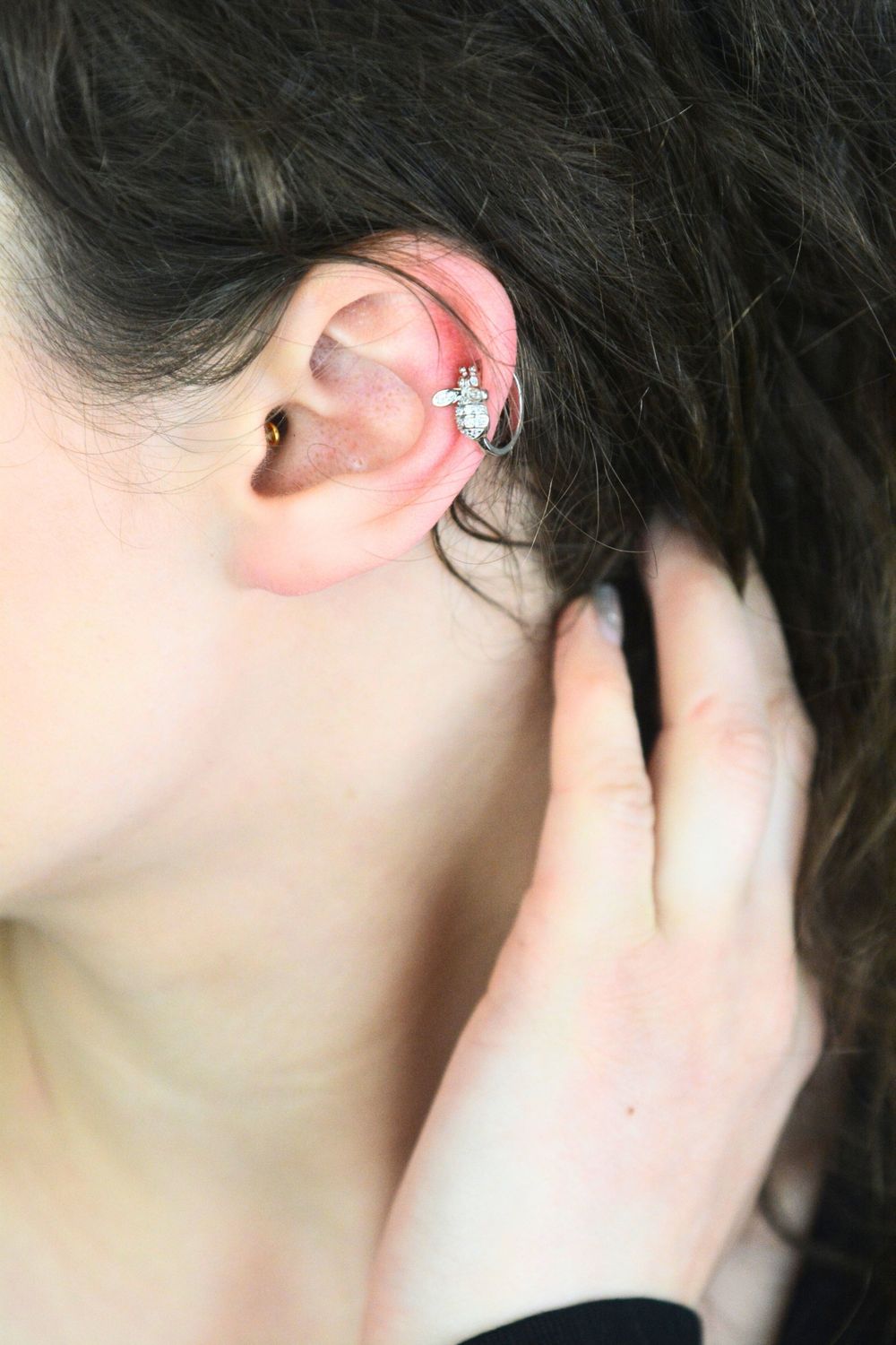 Srebrne kolczyki damskie 925 dwie nausznice z pszczołą w cyrkonie DIA-KLC-13952-925.jpg