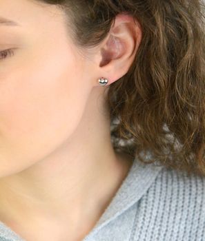 Urocze kolczyki srebrne próby 925 w kształcie gładkich, wypukłych serduszek. Model DIA-KLC-13954-925 z zapięciem na sztyft. Wielkość 7 mm, waga 1,10 g. Delikatne, kobiece i ponadczasowe – idealne na prezent (2).JPG