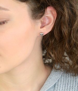 Urocze kolczyki srebrne próby 925 w kształcie gładkich, wypukłych serduszek. Model DIA-KLC-13954-925 z zapięciem na sztyft. Wielkość 7 mm, waga 1,10 g. Delikatne, kobiece i ponadczasowe – idealne na prezent (3).JPG