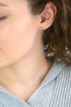 Urocze kolczyki srebrne próby 925 w kształcie gładkich, wypukłych serduszek. Model DIA-KLC-13954-925 z zapięciem na sztyft. Wielkość 7 mm, waga 1,10 g. Delikatne, kobiece i ponadczasowe – idealne na prezent (4).JPG